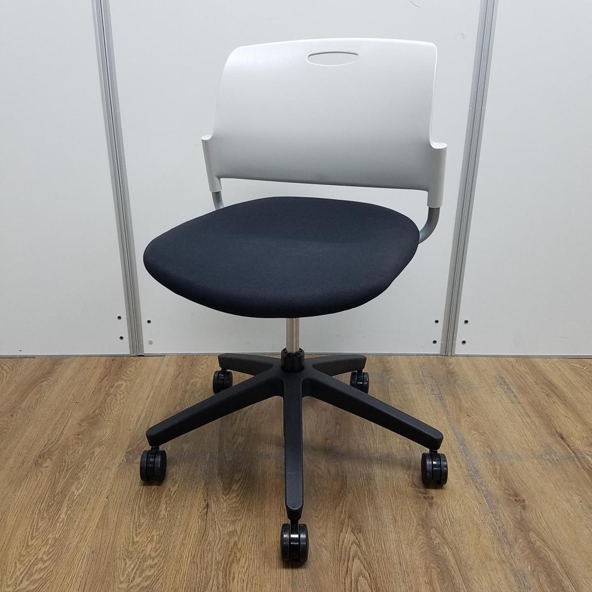 【K7】【商品入替のため、残り6脚限り】【座面クッションに凹み】ウチダ製　MFシリーズ　ブラックxホワイト　昇降機能付の回転脚　肘無しチェア！！
                        その他シリーズ
                                    中古
            