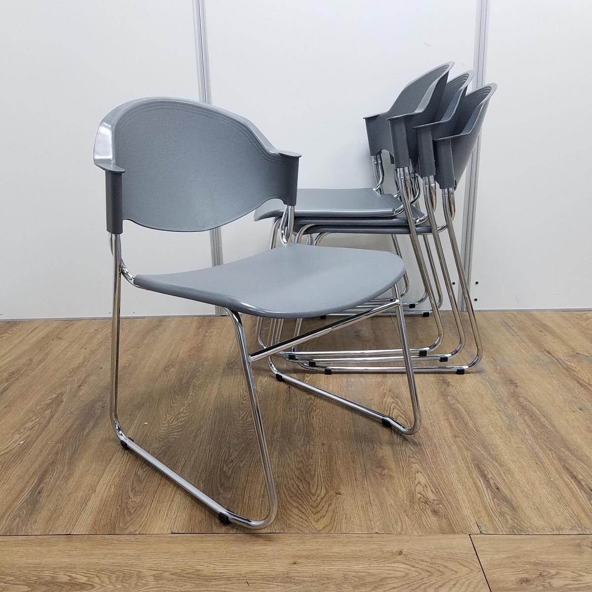 【4脚セット！！】グレー　座面/背面樹脂タイプ　重ねて保管出来てスペースの有効活用に　スタッキングチェア！！
                        その他シリーズ
                                    中古
            