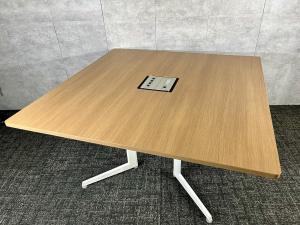 【限定1台！正方形のワークテーブル】◆オカムラ/アプションフリー　木目　ミーティング　コンセント　博多　天神/オフィスバスターズ/中古//九州最大級