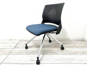 【定価約6万円】【座面折り畳み収納可能なネスティング】■オカムラ/クリール　■座面ミディアムブルー/背もたれブラック　■ネスティングチェア　■会議室/ミーティングルームなどにおすすめ！