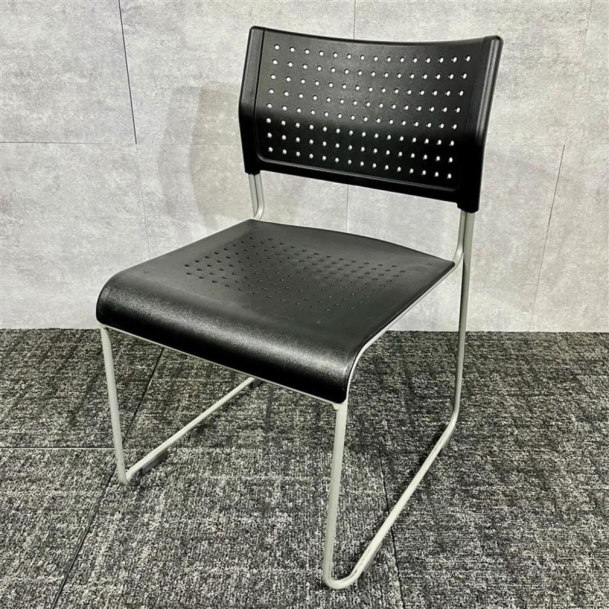 【博】ブラック/スタッキングチェア/ループ脚/重ねるタイプ//オフィスバスターズ/中古//九州最大級　＊熊本市で、中古オフィス用品・オフィス家具をお探しなら「オフィスバスターズ熊本サテライト店」へ＊※サテライトは商談スペースのみの為、在庫は福岡の在庫を掲載しております。商品につきましてはお電話にてお問い合わせください。
                        その他シリーズ
                                    中古
            