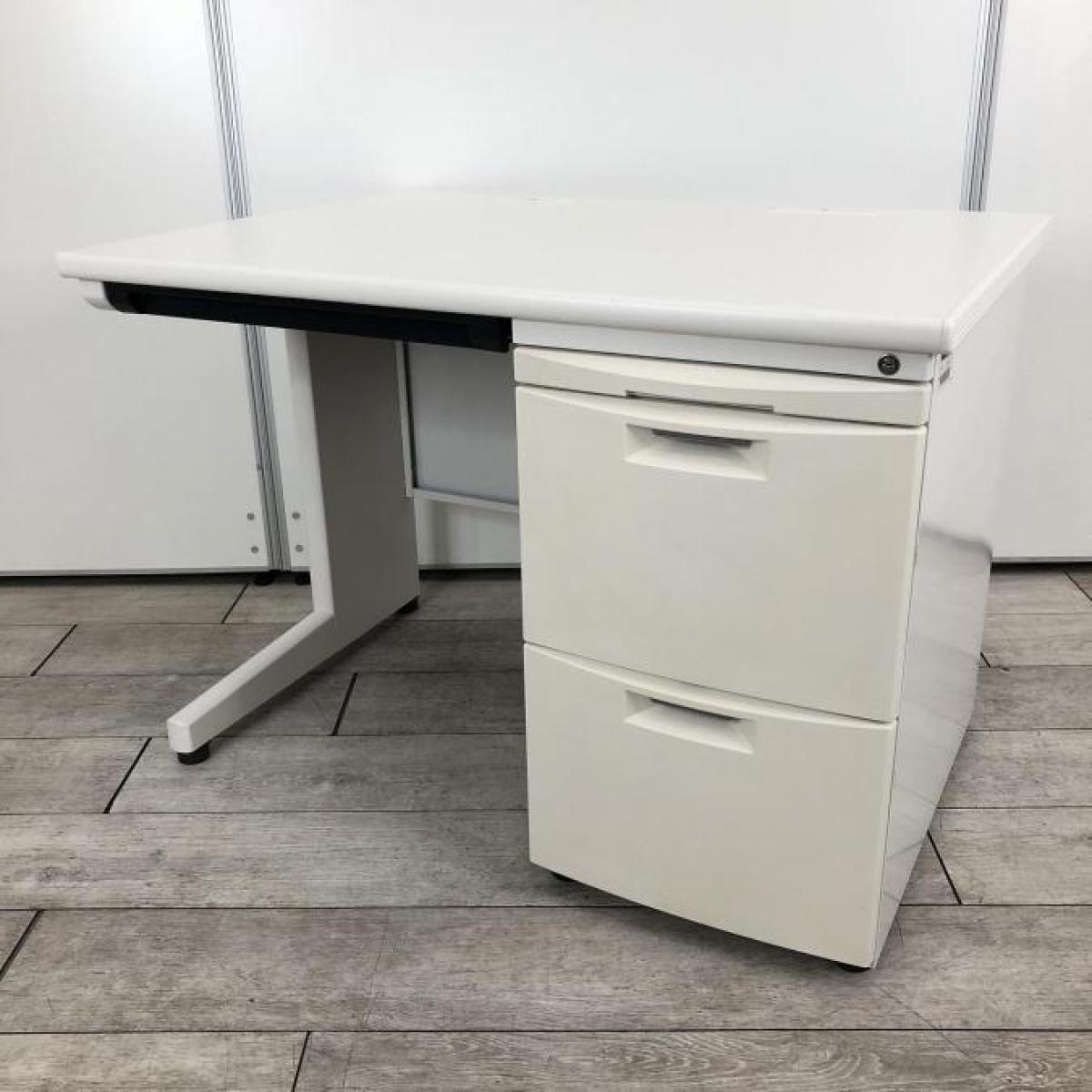 【THE定番シリーズ「CZ」デスクが入荷！】【オフィスに馴染むデスク！】■ITOKI（イトーキ）製　　CZNシリーズ　片袖デスク　■幅1000㎜×奥行700㎜　■ホワイト　■シリンダー鍵【2502】弊社使用欄【A00998921】
                        CZN デスク
                                    中古
            