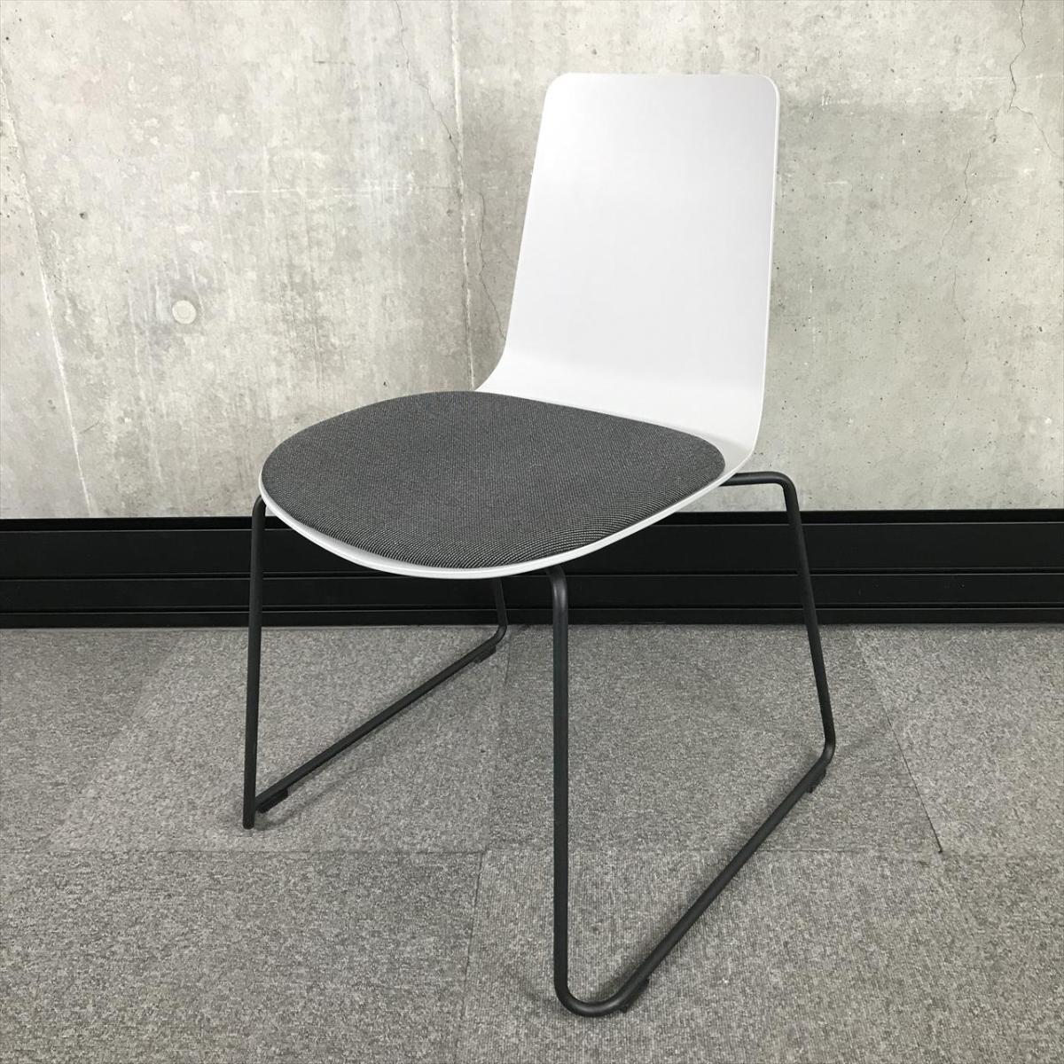 【リフレッシュスペースにおすすめ！淡く爽やかな雰囲気を醸し出すスタッキングチェア！】
■コクヨ（KOKUYO）　ミケット（Mycket）　スタッキングチェア　ミーティングチェア　■サークル脚　■座面パッド：グレー　本体：ホワイト
                        ミケット
                                    中古
            