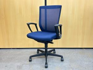 【人気のチェアがまとめて入荷！】人気のブラックカラー×メッシュ構造！背面メッシュで熱がこもりにくい！長時間のデスクワークにもおすすめの定番チェア！
■オカムラ/エスクードメッシュ(ESCUDO)/ネイビーブルー　固定肘【管理番号：A01001066】