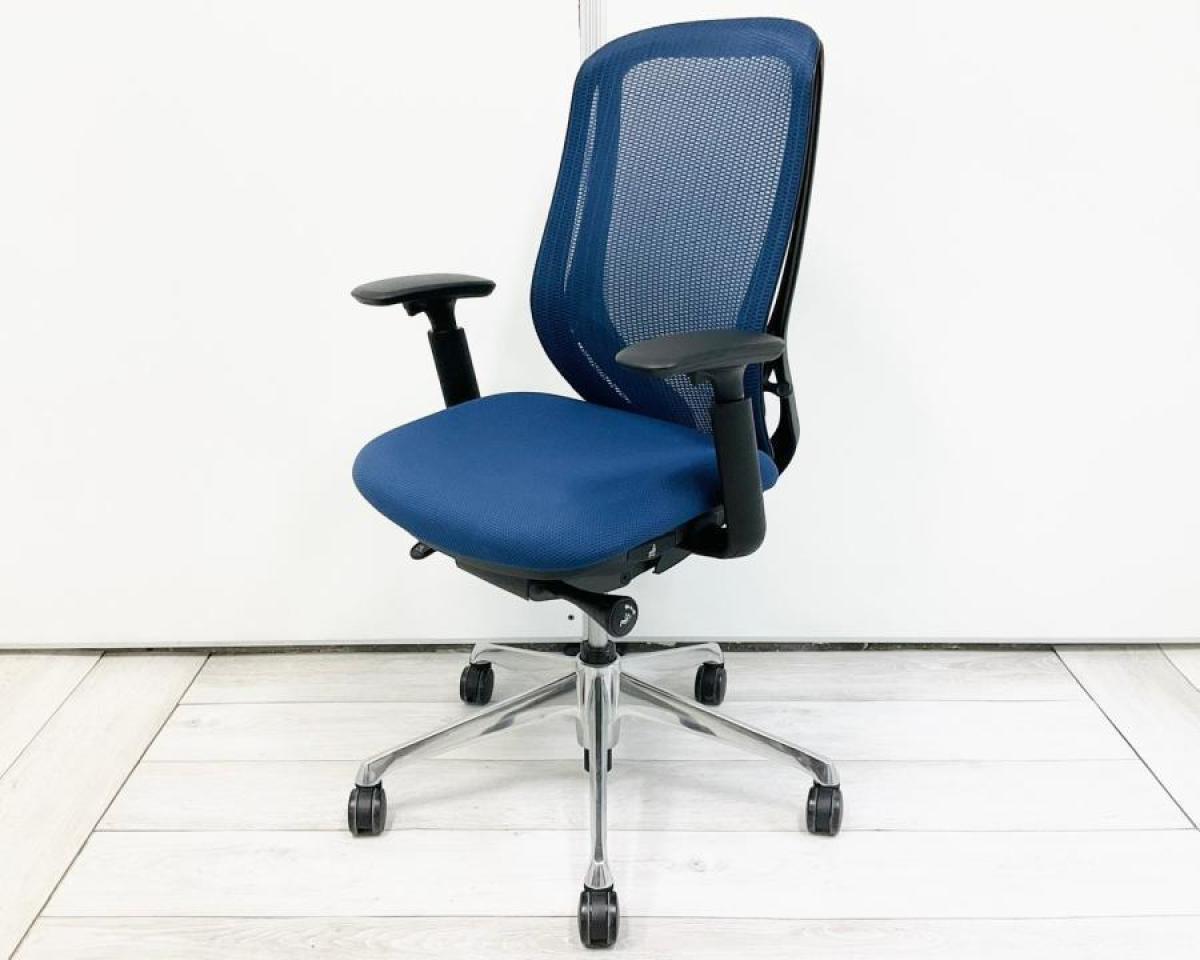 【在庫入替セール品！】【トップメーカーオカムラ製品で最も人気を集めるメッシュチェア！】/オススメ(おすすめ) /人気商品【弊社使用欄：A00992904】■オカムラ(okamura)製　シルフィ（Sylphy）　肘付ハイバック　背面メッシュ　背面/座面：ミディアムブルー×ブラックフレーム　可動肘
                        シルフィーメッシュ
                                    中古
            