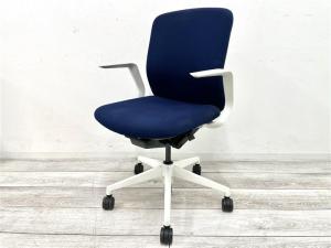 【定価約6万円】【柔らかさや美しさを感じさせる、知的でユニセックスなデザインの肘付きOAチェア！】■ウチダ　クレネ (KRENE)　ミドルバック肘付き　固定肘　■ダークブルー×ホワイトシェル