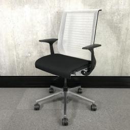【ワイヤーが体にフィットするアメリカ発の大人気商品！長時間の着座ストレスを軽減！】 ■スチールケース（Steelcase）製　シンク（think）チェア　肘付き　ハイバック　■メッシュバック　■固定肘　■背面：ホワイト/座面：ブラック 【弊社使用欄：A01009780】