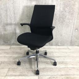 【手元のレバーで上下昇降が可能！スタイリッシュなコクヨ製の定番シリーズ！】■コクヨ（KOKUYO）製　エムフォー（M4）　肘付ハイバック　■ブラック　■固定肘【2504】弊社使用欄【A01008298】