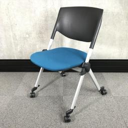 【関東倉庫在庫品】【折り畳んで横に重ねて収納可能！】■オカムラ製　リータⅡ　ネスティングチェア　■ブルー【弊社使用欄：A00979718】【ECBMC】
