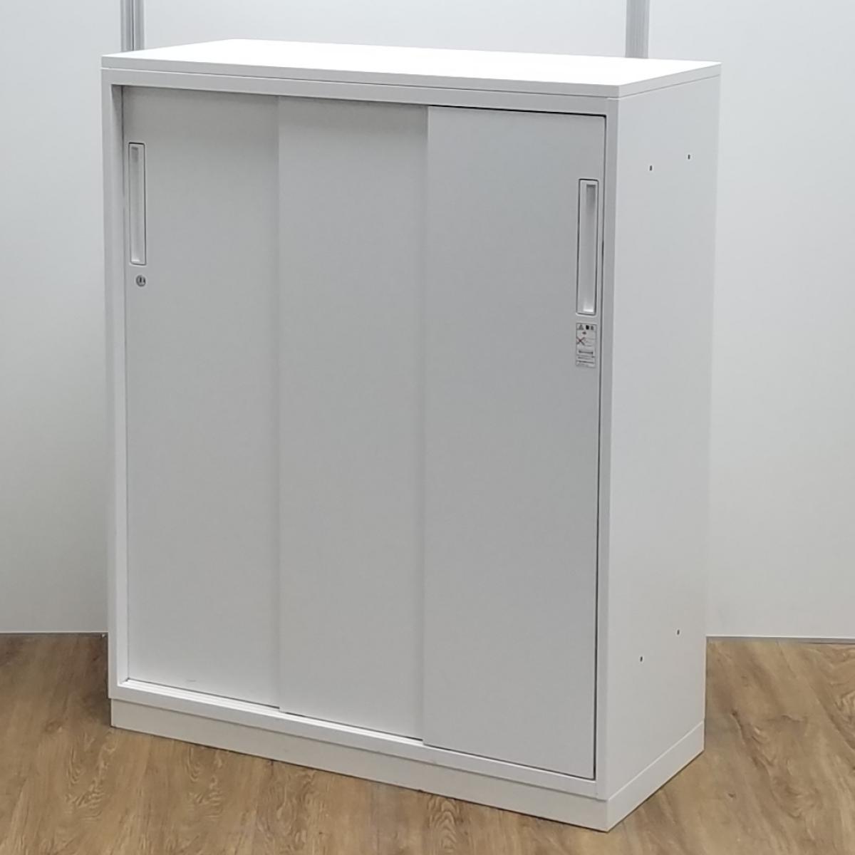 コクヨ製　エディアシリーズ　ホワイト　W900×D400サイズホワイト天板/ベース付き　スライド引き戸だから開閉スペースに困りません　奥行400サイズ　3枚引き違い書庫！！
                        エディア
                                    中古
            