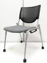 【特価価格商品】【限定1脚】【在庫入替セール商品】【会議室の定番！重ねて収納可能なスタッキングチェア！！】■オカムラ(okamura)製　プロスタック　ネスティングチェア　スタッキングチェア　■プレーンタイプ　座面: グレー/ 背面樹脂メッシュ: ブラック　■キャスター付　■メッシュ