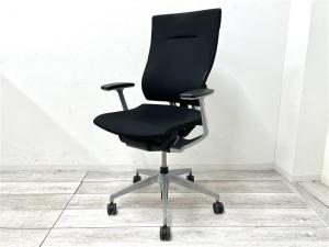 【定価17万円】【チェアが人に合わせて変化する！ドラマの撮影現場でよく見るチェア！】■イトーキ(ITOKI)製　スピーナ (Spina)　肘付ハイバック　■ブラック　■固定肘　■ランバーサポート付