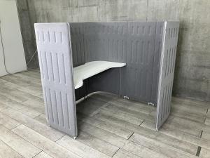 【話題の集中ワークブース！オープンオフィスにもっと集中できる環境を！】■オカムラ（okamura）製　マッフル (Muffle)シリーズ　ブースセットML　集中ワークブース　1人用　天板付き（ホワイト）　■グレー　【関東倉庫在庫品】【ABW商品】【弊社使用欄：A01010690 】
