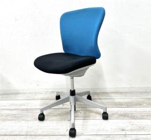 【定価約5万円】【スタンダードなデザインで座りやすい！セルフアジャストメント機構採用であらゆるワークシーンにフィット！】■イナバ（Inaba）製　バルチェ　ローバック　■背面ブルー×座面ブラック×脚グレー