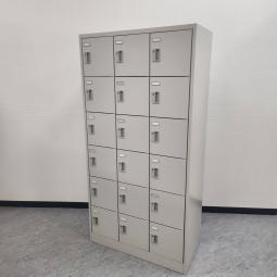 【希少な18人用ロッカー！靴入れやカバンの収納としても使えます！】■オカムラ(okamura)製　ロッカー　18人用パーソナルロッカー　■グレー　■シリンダー錠【2504】弊社使用欄【A01006810】