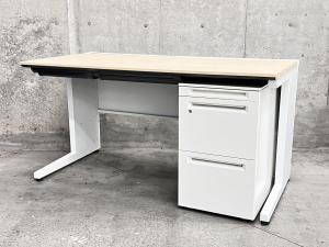 片袖机として使えます！【上長デスクの定番W1400平机+ワゴンのセット！配線カバーも充実の高品質デスク！】■コクヨ(KOKUYO)製　iSシリーズ　引き出し付き(右側の引き出し無し)　平机　■ホワイト×ナチュラル天板　【弊社使用欄：A00975722】