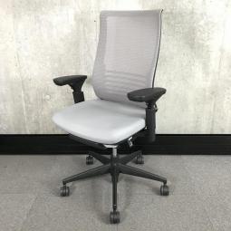 【ダイヤル式のランバーサポートが魅力的な高級感のあるオフィスチェア！】■コクヨ製 (KOKUYO)　ベゼ ル(Bezel)チェア　肘付き　ハイバック　■可動肘　■背面メッシュ　■前傾チルト　■ランバー付き　■グレー【状態良好品！】