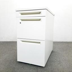 【4台入荷】オカムラのロングセラー商品の「アドバンス」シリーズの脇机！中古　脇机　袖　サブデスク　オフィス　ホワイト　引出し　3段　オフィスバスターズ　梅田本店