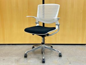 【モノクロカラーのかっこいいミーティングチェア！】■5本足タイプ　中古家具　ミーティングチェア　会議用チェア　オカムラ/グラータ/座面ブラック/背面ホワイト　【弊社使用欄：A00999494】【ID】