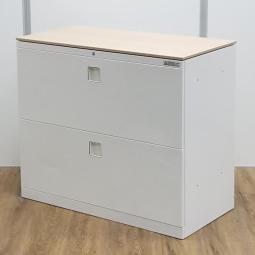 【在庫入替セール品】【窓下の空間にもピッタリ！中古では中々出回らないナチュラル木目調天板付きの高さ775mmのキャビネット！】
■オカムラ製　レクトライン　2段ラテラル　ローキャビネット　■ホワイト　■ナチュラル木目調天板付き　■シリンダー錠【弊社使用欄：A00987963】
