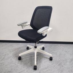 【オシャレなデザイン！】イトーキ（ITOKI）ノート　■色：ブラック）稼働肘付き【2503】弊社使用欄【A01006088】