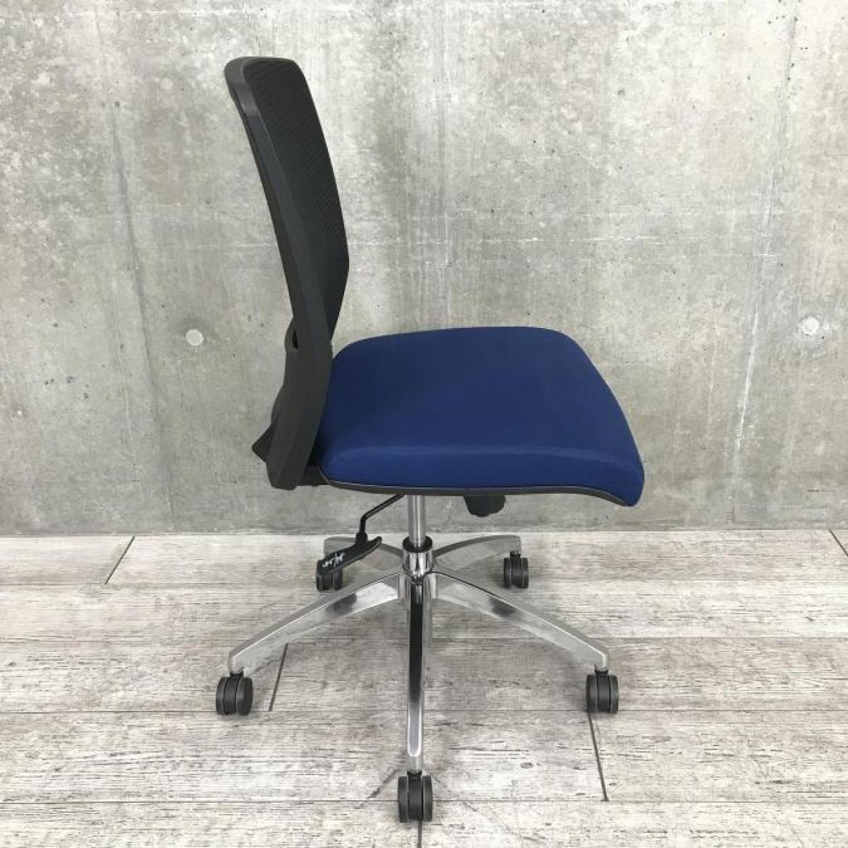 中古 オカムラ ビラージュ オフィスチェア 肘当て付き ネイビー