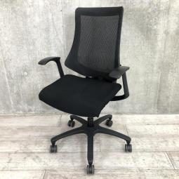 【姿勢の変化にフレキシブルに対応する高機能メッシュチェア！】■イトーキ（ITOKI）製　エフメッシュ　肘付ハイバック　■固定肘　■背面メッシュ　■ブラック