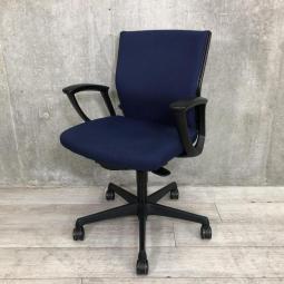 【スタンダードクラスで人気上位のワーキングチェア！】■オカムラ（okamura）製　エスクード（ESCUDO）チェア　肘付き　ローバック　■サークル肘　■クッションタイプ　■ダークブルー 【人間工学に基づいた確かな座り心地！】【A01000206】