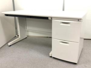 【状態良好！イトーキ製の平机＋ワゴンセットが入荷いたしました！】■イトーキ製/CZNシリーズ/平デスク＋脇机セット
【コンパクトなW1000サイズ！ホワイトがオフィスを明るくします！】※付属脇机は入荷状況によりメーカー、シリーズが異なる場合がございます。