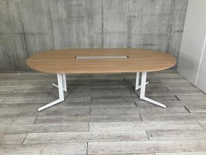 【ワイヤリング機能をしっかり備えたフレキシブルなデスクで快適なワークスペースを！】■オカムラ（okamura)　アプションフリー（Aption Free）　ワークテーブル　ミーティングテーブル　会議用　■楕円天板　色：木目ナチュラル　■W2400×D1400㎜　■配線スペース付き【AD】