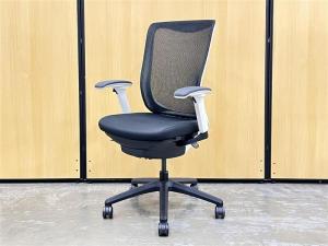 【在庫入替セール品】【背中をしっかり支え、包み込まれる快適なフィット感！】■ライオン（LION）/レイオスチェア（Leios）/肘付/ハイバック/可動肘/背面メッシュ/ブラック/ホワイトシェル/オススメ(おすすめ) /人気商品【弊社使用欄：A00984818】【SN】