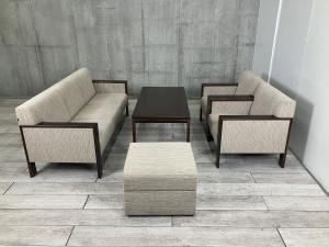 【めずらしいナチュラルテイストの応接セット！】■オカムラ（okamura）　S-15　応接セット　■3人用ソファ / 1人用ソファ×2個 /スツール / センターテーブル　■張地：アイボリー　肘木・テーブル：ダークブラウン（ウォルナット）【ABW商材】【関東倉庫在庫品】【弊社使用欄：A01008374】
