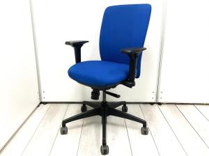 【安定感抜群！海外一流メーカー製のナイスなチェア】■Steel case製　■アプト(apt)チェア　■ブルー　■可動肘　【お手頃価格でご案内！】