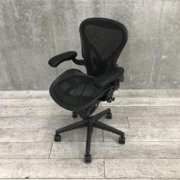 【働く女性に人気のAサイズ入荷！】■ハーマンミラー製　アーロンチェア　可動肘付　ポスチャーフィット　Aタイプ　※擦れ・キズありのためお安く！