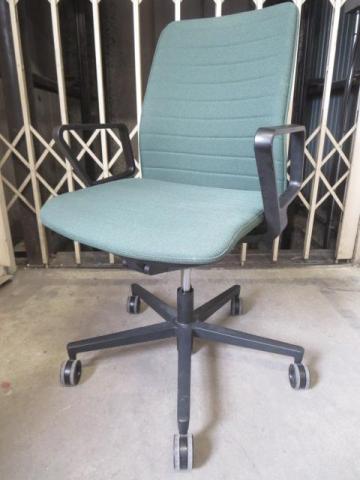 【中古】ファブレ クッション CO1S-B102C-1 コクヨ（KOKUYO） 肘付ミドルバックチェア