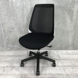 【座りやすくてコンパクト！肩回りが動かしやすい背面メッシュの人気チェア！】■イトーキ（ITOKI）　ノナチェア　肘無ハイバック　■背面メッシュ　■ブラック×ホワイトフレーム