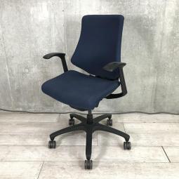 【関東倉庫在庫品】【機能が充実のハイパフォーマンスチェア！】■イトーキ製　エフクロス　肘付ローバックチェア　■ブルー【弊社使用欄：A00931151】【ECBMC】【在庫入替セール品につき限定特価！】