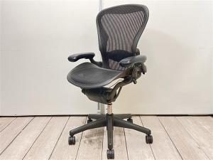現品限り！
上下昇降機能に若干の使用感ある為、特価！
【憧れのHermanMiller/ハーマンミラーをご自宅に！】/オススメ(おすすめ) /人気商品【弊社使用欄：A00996081】
■ハーマンミラー アーロンチェア 可動肘(ワンタッチタイプ) ランバーサポート フル装備 Bサイズ グラファイト