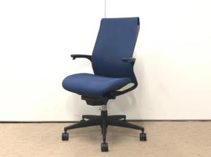 【手元のレバーで上下昇降が可能！スタイリッシュなコクヨ製の定番シリーズ！】■コクヨ（KOKUYO）製　エムフォー（M4）　肘付き　ハイバック　■インディゴブルー　■可動肘