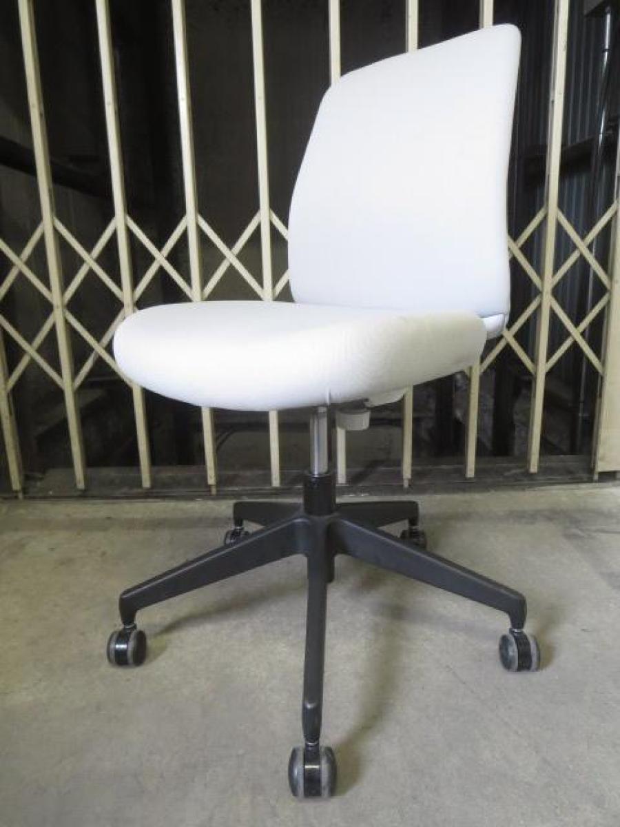 【在庫入替セール品！】【体圧を分散させる座クッションで長時間のデスクワークをサポート！】■コクヨ　エルアチェア　ライトグレー【KOKUYO　Elua】
                        Elua（エルア）
                                    中古
            