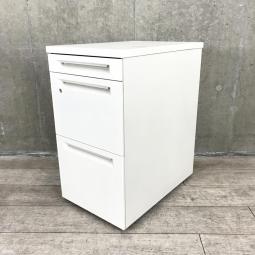 【デスクの拡張におすすめ！人気ホワイトカラーの脇机が入荷！】■オカムラ(okamura)製　アドバンス (ADVANCE)　3段脇机　■本体：ホワイト　高さ 720mm　■シリンダー錠