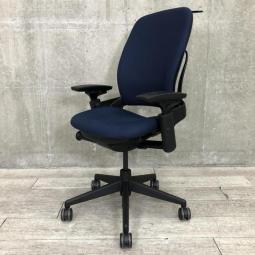 【在庫入替セール品】【欧米一番人気メーカー！座れば分かるファーストインパクト！！】■スチールケース（Steelcase）　リープV2チェア　肘付ハイバック　■可動肘/ウレタン肘　■ハンガー付　■ブルー 【弊社使用欄：A00973517　K】【ID】