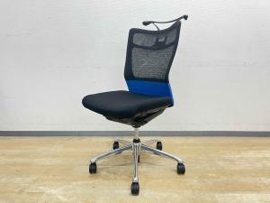 【訳アリ価格】■オカムラ（okamura）製　フィーゴ（feego）チェア　■メッシュバックタイプ　■色：ブルー×ブラック　【背あてのしなやかな曲線が背中にフィット！】【快適な座り心地に高級感のあるデザインが人気！】