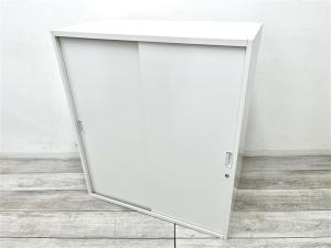 【定価約7万円】【開閉時にスペースを取らない引違書庫！】■イトーキ/シンライン　■引違書庫(2枚扉)　■ホワイト　■シリンダー錠　■天板・ベース無