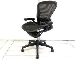 【人気！高級チェアの大定番が入荷】◆Aeron Chair◆ハーマンミラー/アーロン/ブラック◆Bタイプ/上下昇降のみ/ランバーサポート付/肘可動式◆バナナクッション新品◆