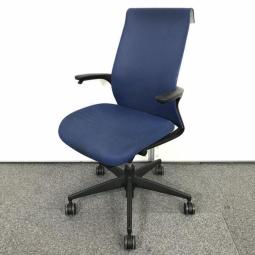 【手元のレバーで上下昇降が可能！スタイリッシュなコクヨ製の定番シリーズ！】■コクヨ（KOKUYO）製　エムフォー（M4）　肘付き　ハイバック　■インディゴブルー　■固定肘
