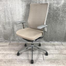 【訳アリ品/背面にメッシュ地に破れ】【関東倉庫在庫品】【オフィスにオススメの疲れにくいチェア！】■オカムラ製　コーラル　肘付ハイバックチェア　■ベージュ【弊社使用欄：A00977749】【ECBMC】【在庫入替セール品につき限定特価！】