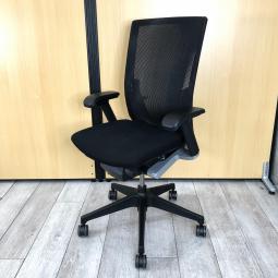 【定価約12万円】【シャープかつシンプルなデザイン！大きな背面が体にフィット！通気性がよく長時間でも快適な高級チェア！】
■イトーキ (ITOKI)　ヴェント (Vento)チェア　肘付きハイバック　背面メッシュ　■可動肘　■ランバー付き　■ブラック