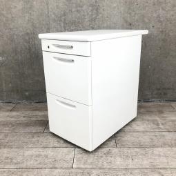 【定価約10万円】【収納と作業スペースを同時に確保できる３段脇机！】■オカムラ（okamura）SD-Vシリーズ　脇机3段　H700mm　■色：ホワイト　■シリンダー錠