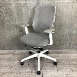 【A01007623】【前傾チルト機能付き大人気メッシュチェア！】■オカムラ（okamura）製　シルフィーチェア（Sylphy）　肘付き　ハイバック　■背面メッシュ　■可動肘　■グレー×ホワイトシェル【IB】